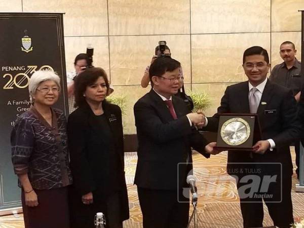 Mohamed Azmin (kanan) menyerahkan cenderahati kepada Kon Yeow selepas Sesi Libat Urus Bersama Kerajaan Negeri bagi menyediakan RMK12 di Georgetown hari ini.