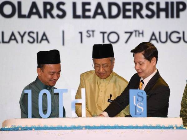 Perdana Menteri Tun Dr Mahathir Mohamad (tengah) memotong kek selepas merasmikan Majlis 10th University Scholars Leadership Symposium (USLS) di Pusat Konvensyen Setia City, Shah Alam hari ini. - Foto Bernama