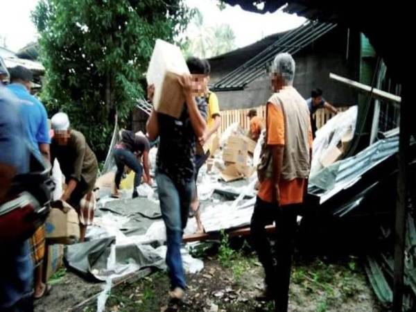 Orang ramai berpusu-pusu mengambil susu dari lori terbalik yang tular di laman sosial.