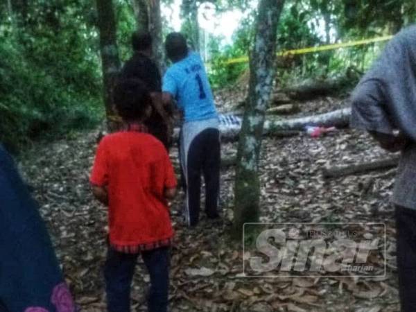 Orang ramai mengerumuni kawasan pita keselamatan yang dipasang pihak polis pada kejadian tersebut.