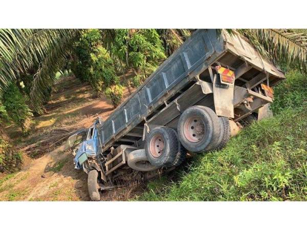 Keadaan lori yang dipandu oleh mangsa terjunam ke tebing kawasan kelapa sawit di kawasan bulatan Taman Delima di sini pagi tadi.