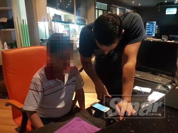 Seorang penjaga premis ditahan selepas dipercayai terlibat dalam kegiatan judi online di sebuah pusat snuker di Taman Kobena, Cheras Kuala Lumpur malam tadi.