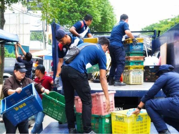 Barangan niaga yang disita atas kesalahan tiada lesen dan dimiliki warga asing dalam Operasi Tegas Siri 24/2019 semalam. - Foto DBKL