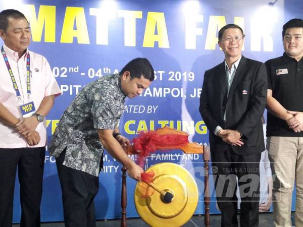 Solehuddin (dua dari kiri) menyempurnakan gimik perasmian Pameran MATTA Johor 2019.