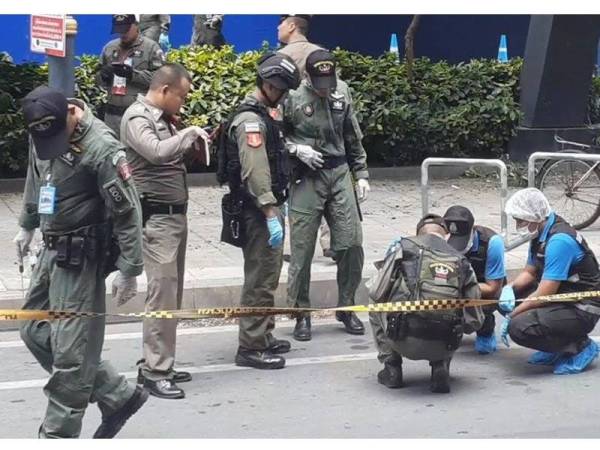 Polis Thailand memeriksa lokasi letupan bom.