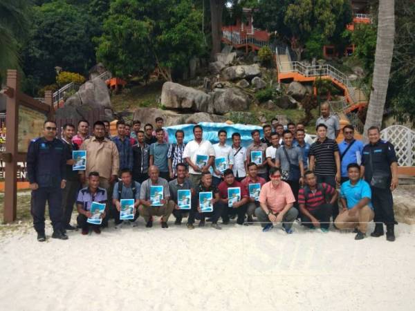 Peserta kursus bersama tenaga pengajar dan urusetia kursus terdiri daripada kakitangan Bahagian Taman Laut dan Jabatan Laut di Pulau Perhentian.