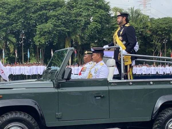 Tunku Ismail ketika memeriksa perbarisan pegawai kadet Palapes yang bakal ditauliahkan di Dataran Alumni Universiti Teknologi Malaysia di sini hari ini.