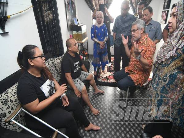 Khalid (kanan) melawat Noorhasniza (kiri) dan suami yang dibenarkan pulang selepas tidak mengalami kecederaan serius dalam kejadian lif terhempas di PPR Kerinchi Pantai Dalam, semalam. 