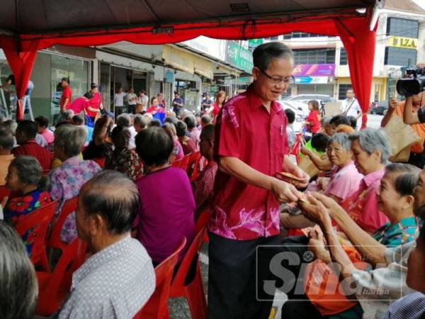 Boon Chye menyampaikan sumbangan kepada 200 warga emas dan golongan miskin di Taman Song Choon hari ini.