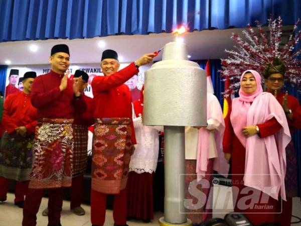 Ahmad Zahid (tiga dari kiri) menyalakan pelita gergasi sebagai simbolik pada Majlis Perasmian Mesyuarat Perwakilan UMNO Bahagian Sungai Besar di Dewan UMNO Bahagian Sungai Besar di sini hari ini.