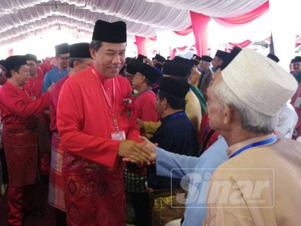 Mohamad Hasan bersalaman dengan ahli UMNO ketika merasmikan Persidangan UMNO Bahagian Pontian di sini hari ini.