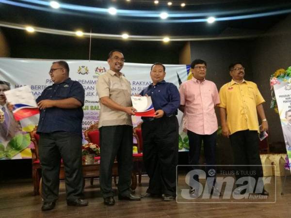 Pegawai Pertanian Johor Bahru, Azizul Hafiz Azizan menyampaikan anak pokok simbolik kepada salah seorang pengunjung yang hadir ke majlis tersebut, hari ini.