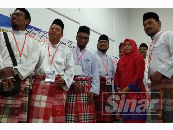 Noraini turut mengambil peluang bergambar bersama Mohd Hafiz selepas merasmikan Mesyuarat Perwakilan Wanita, Pemuda dan Puteri UMNO Bahagian Bagan Datuk di sini hari ini.