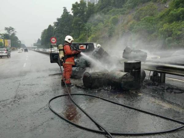 Kebakaran yang melibatkan sebuah lori membawa muatan diesel di Kilometer 23.5, Lebuhraya NKVE, hari ini.