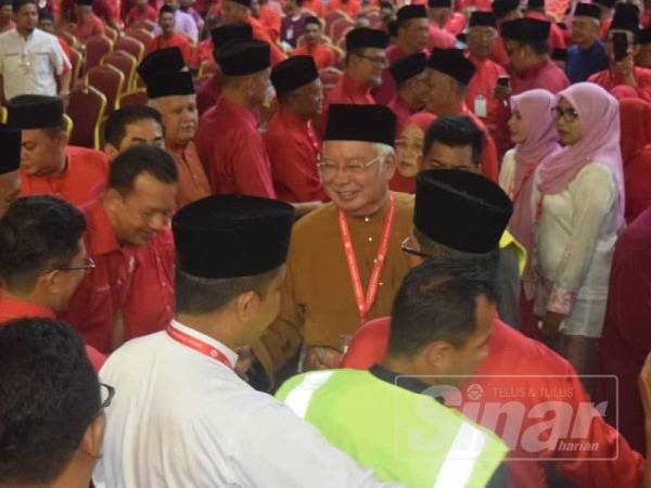 Najib bersalaman dengan perwakilan ketika tiba untuk merasmikan Mesyuarat Perwakilan UMNO Bahagian Kemaman di MPK hari ini.