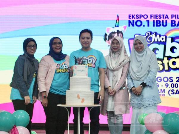 Syamil (tengah), Wan Erni Liza (dua, kiri), Hasnita (kiri) dan dua doktor yang akan mengendalikan sesi 'Dr Online' bergambar bersama selepas Majlis Pelancaran portal Pa&Ma Moms To Be sempena Pa&Ma Baby Fiesta 2019 di Pusat Konvensyen Shah Alam (SACC) 2019, di sini hari ini. FOTO: ZAHID IZZANI