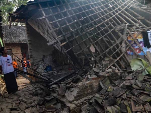 Bumbung sebuah rumah di Pandeglang, Banten runtuh selepas gempa bumi berkekuatan 7.4 magnitud melanda wilayah itu semalam.