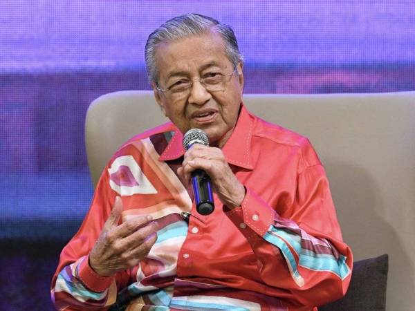 Perdana Menteri Tun Dr Mahathir Mohamad berucap pada sesi dialog Majlis Townhall Semarak Merdeka di Bandar Hilir hari ini. Foto: Bernama