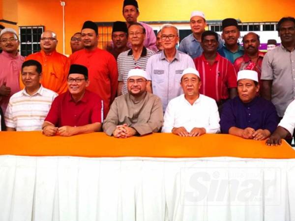 Mujahid bergambar bersama kepimpinan Amanah Kawasan Sabak Bernam dan tetamu yang hadir pada Program Dialog Rahmatan Lil Alamin Bersama NGO-NGO Islam dan Komuniti di Pusat Khidmat ADUN Sabak, di sini malam tadi.