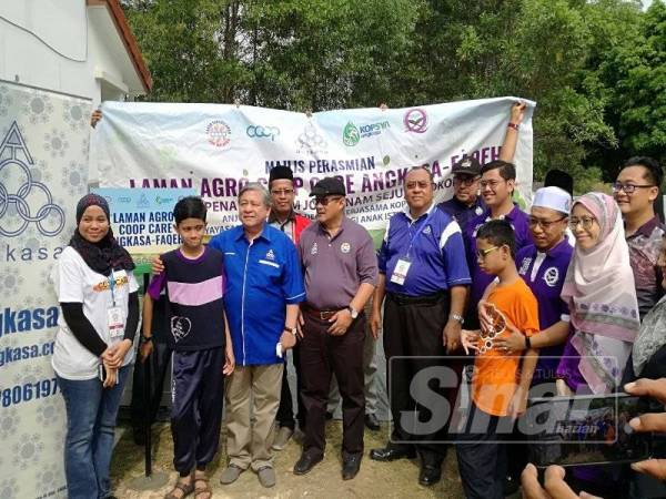 Kamarudin (tiga dari kiri) bersama warga akademi dan Angkasa.