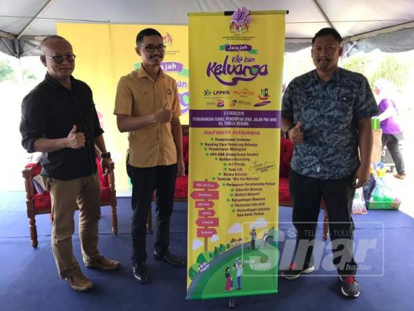 Muhammad Alif (dua, kiri) mewakili ADUN Endau merasmikan program Jelajah Kitakan Keluarga Negeri Johor, semalam.