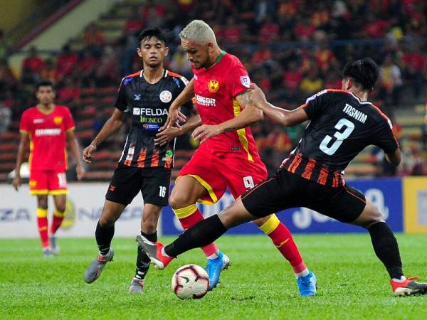 Pemain Selangor, Sandro Da Silva Mendonca (tengah) diasak oleh pemain Felda United, Ahmad Tasnim Fitri Mohd Nasir (kanan) pada perlawanan pertama bagi saingan Piala Malaysia 2019 di Stadium Shah Alam, hari ini. Keputusan separuh masa pertama Selangor 2-1 Felda United.- Foto Bernama
