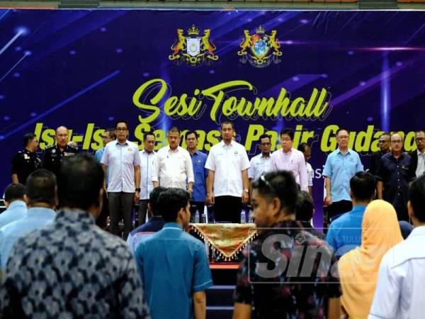 Dr Sahruddin (tengah) pada Sesi Townhall Isu-isu Semasa Pasir Gudang di Stadium Tertutup Perbandaran Pasir Gudang hari ini.