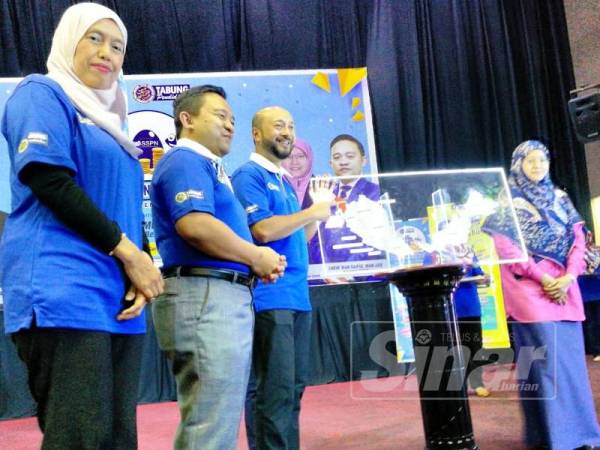 Mukhriz (tiga dari kiri) dan Wan Saiful (dua dari kiri) ketika gimik pelancaran Program Jelajah SSPN 2019 di Dewan Seri Mentaloon, Alor Setar.