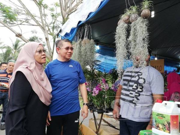 Salahuddin ditemani isteri, Datin Fatimah Taha meninjau reruai sempena Program Keusahawanan Tani bersama Menteri Pertanian dan Industri Asas Tani di Taman Bakri Makmur, Batu 5, Muar, hari ini.