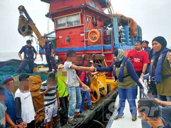 Sebahagian daripada 18 nelayan tempatan ditahan dalam operasi bersama APMM Zon Maritim Kuala Kedah dan AADK Daerah Kota Setar di perairan Kuala Kedah semalam.