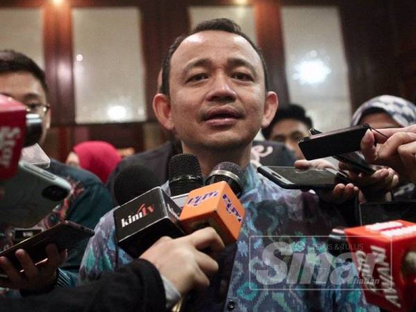 Dr Maszlee bercakap kepada media selepas menyempurnakan Penyampaian Hadiah Pertandingan Akhir Bahas Piala Perdana Menteri ke-46, di sini hari ini. - Foto ZAHID IZZANI