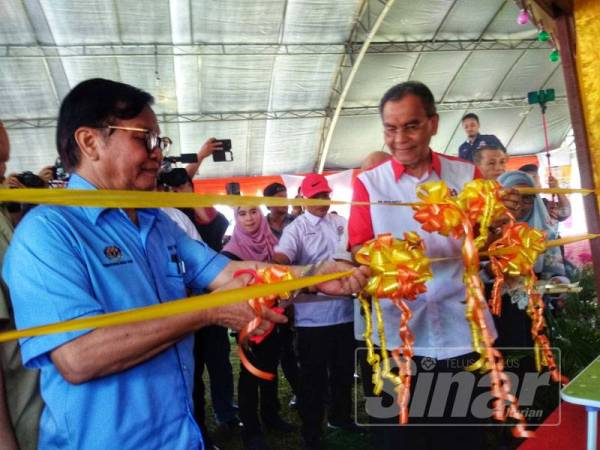 Dzulkifley (kanan) dan Mohd Anuar merasmikan program Kampungku Sihat Parlimen Temerloh di Kampung Padang Lalang, di sini hari ini.