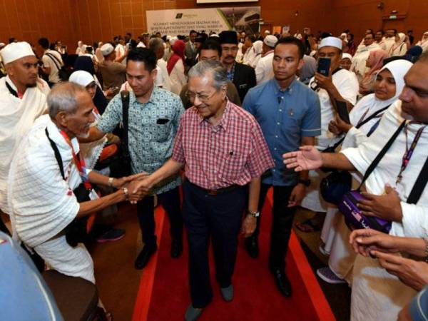 Dr Mahathir bersalaman dengan para bakal haji semasa majlis mengucapkan selamat jalan kepada jemaah haji itu ke Tanah Suci Musim Haji 1440/2019M di Kompleks Tabung Haji Sepang hari ini. -Foto Bernama