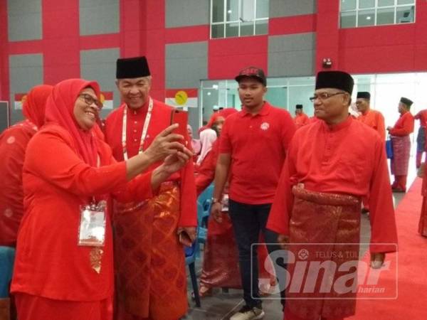 Ahmad Zahid sempat melayan permintaan seorang perwakilan wanita untuk berswafoto sebelum mesyuarat bermula.