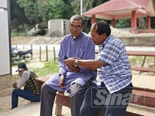 Dr Aminuddin (kiri) beramah mesra dengan salah seorang pengunjung Pusat Rekreasi Gunung Reng di sini hari ini.