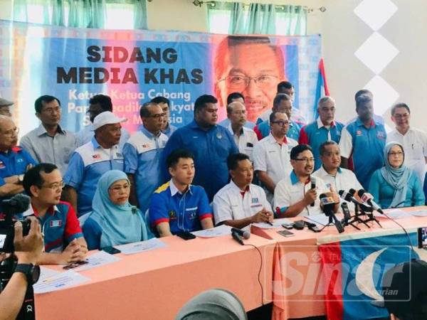 Sidang media ketua-ketua cabang PKR, hari ini. -Foto Sinar Harian