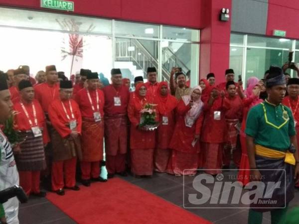 Saarani (dua dari kiri) bersama Ahmad Zahid mengiringi Tengku Razaleigh yang hadir merasmikan Mesyuarat Perwakilan UMNO Bahagian Bagan Datuk di Dewan Perdana Kompleks UMNO Bagan Datuk, Sungai Sumun hari ini.