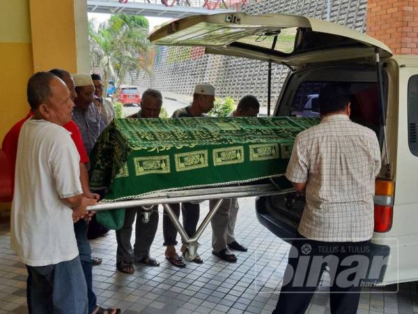 Rakan sekampung membantu mengangkat jenazah Azizah untuk dikebumikan di Felda Gunung Besout 2 hari ini.