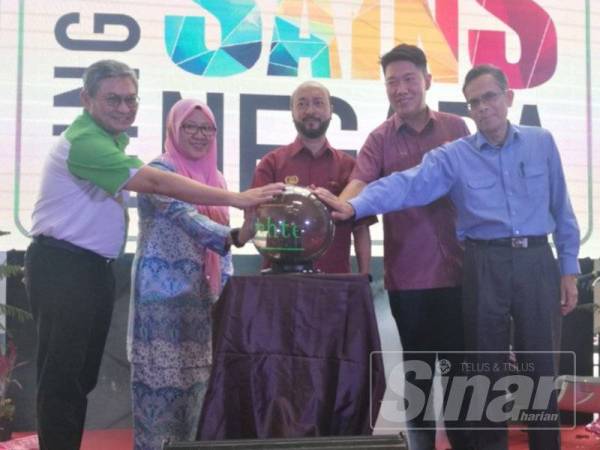 Mukhriz (tengah) bersama Isnaraissah Munirah (dua dari kiri) dan Simon (dua dari kanan) merasmikan Program Minggu Sains Negara 2019 peringkat negeri Kedah di Sungai Petani hari ini.