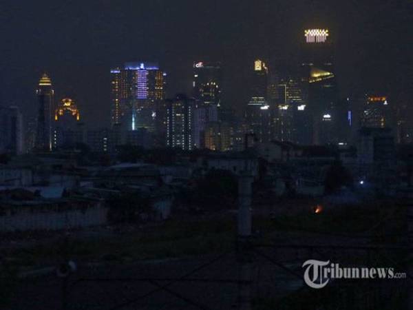 Penduduk sekitar Jakarta terpaksa bergelap berikutan bekalan kuasa elektrik masih belum pulih. - Foto Tribunnews