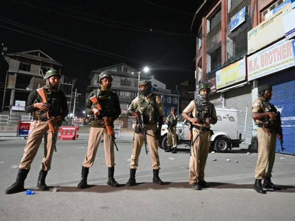 Anggota paramilitari India berkawal di Srinagar, ibu kota Kashmir ditadbir India pada 4 Ogos lalu. - Foto AFP 