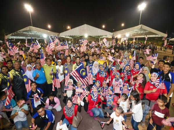 Lebih 5,000 pengunjung memeriahkan pelancaran Bulan Kebangsaan dan Kempen Kibar Jalur Gemilang peringkat negeri di Bulatan Sultan Azlan Shah di sini malam tadi.