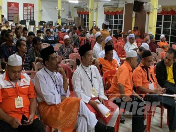 Sebahagian ahli Amanah yang menghadiri Mesyuarat Tahunan Amanah Kawasan Bachok di Dewan Al Falah, Sekolah Menengah Kebangsaan Badak di sini semalam.