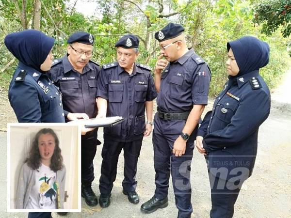 Che Zakaria (tiga dari kiri) ketika mendengar penjelasan anggotanya mengenai operasi SAR di lokasi kejadian. (Gambar kecil: Nora Anne Quoririn)
