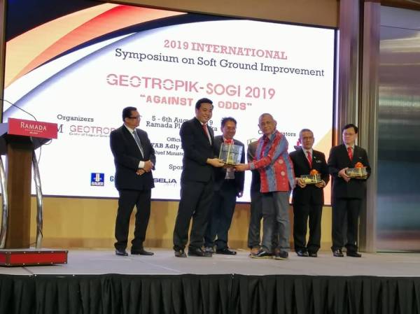 Kok kiew ketika menyampaikan cenderahati kepada agensi yang bekerjasama menjayakan program International Symposium on soft groubd improvement Geotropik-Sogi 2019 di Plaza Ramadan di sini hari ini.