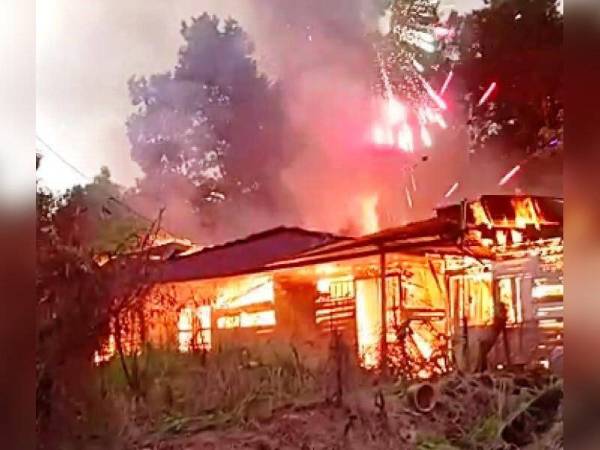 Keadaan rumah yang terbakar di Kampung Gunung Lambak, Yap Tau Sah. - Foto bomba