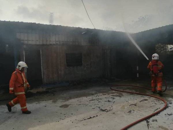 Anggota bomba memadamkan kebakaran. -Foto Bomba