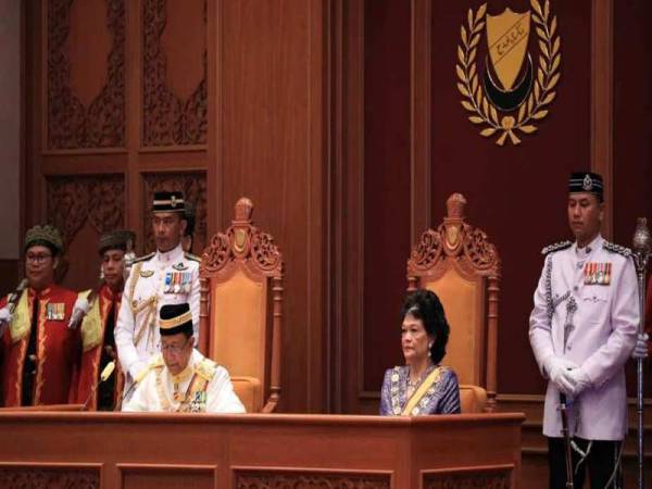 Sultan Sallehuddin ketika bertitah merasmikan Mesyuarat Pertama Penggal Kedua Persidangan Dewan Undangan Negeri (DUN) Kedah Ke-14 di Wisma Darul Aman.