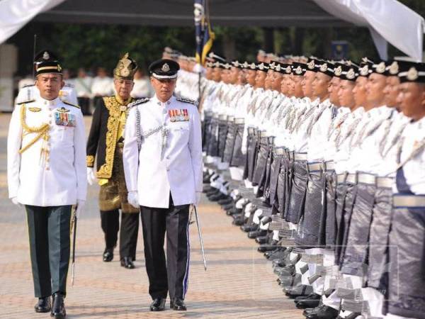 Sultan Sallehuddin memeriksa barisan kehormatan sebelum majlis perasmian Mesyuarat Pertama Penggal Kedua Sidang DUN Kedah Ke-14 di Wisma Darul Aman hari ini.