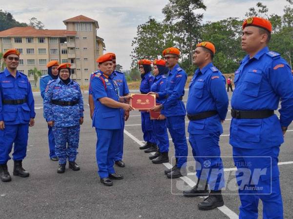 Lima pegawai UiTM Kelantan ditauliahkan sebagai pegawai bersekutu pada Majlis Penutup Program Sispa Challenge dan Majlis Pentauliahan Pegawai Bersekutu UiTM di sini.